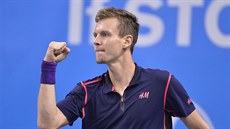 Tomá� Berdych se raduje v zápase s Grigorem Dimitrovem.