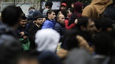 Migranti čekají před berlínským úřadem pro zdravotní a sociální záležitosti...