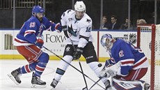 Antti Raanta (32) hlídá branku NY Rangers ped dorákou Patricka Marleaua ze...