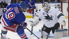 Jesper Fast z NY Rangers pálí na brankáe Martina Jonese ze San Jose.