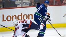 Radim Vrbata z Vancouveru sleduje pád washingtonského Jevgenije Kuzncova.