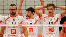 Donovan Davoronok (vpravo) a Robert Szczerbaniuk (vlevo) z Karlovarska se...