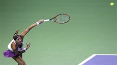 OBJETÍ KAMARÁDEK. Vítzná Petra Kvitová (elem) a Lucie afáová po souboji ve Wimbledonu. 
