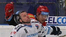 Vítkovický hokejista Tomáš Pastor (v bílém) je faulovaný hradeckým Bedřichem...