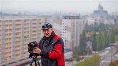 Jaroslav Klinský na stee s typickou siluetou hradecké katedrály v pozadí.