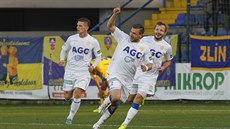 Fotbalisté Teplic slaví gól, uprost�ed je Radim Breite.