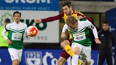 Tomá� Hübschman z Jablonce (vpravo) a Marek Hanousek z Dukly v souboji o balón