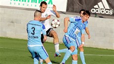 Karvinský Jan Moravec (v bílém) mezi mladoboleslavskými protihrá�i