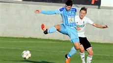 Mladoboleslavský Ond�ej Kúdela (vlevo) bojuje o mí� s karvinským Mat�jem Fialou.