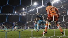 Branká� Arsenalu Petr �ech (zády) v utkání proti Sheffieldu