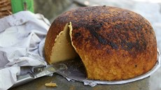 Pecen kukuřičného chleba z horské oblasti Dominikánské republiky se krájí jako...