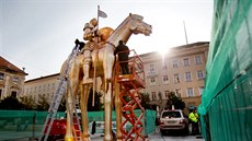V pond�lí dopoledne prob�hly je�t� poslední úpravy sochy p�ed slavnostním...