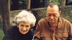 Eva Hru�ínská a Rudolf Hru�ínský s vnu�kami Barborou a Kristýnou v roce 1992