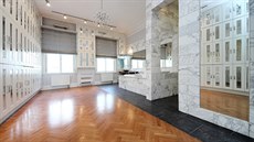 Rezidenci Adriana Sarbu, který je v Rumunsku v domácím v�zení, si m��ete u�ít...