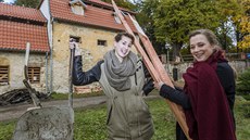Zuzana Kolková a Kristýna Boková se vrhly na obnovu usedlosti Mazanka. 