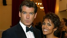 Pierce Brosnan a Halle Berry na svtové premiée filmu bondovky Dnes neumírej...