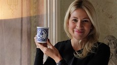 Brn�nská radní Petra Rus�áková (ANO) p�edstavuje hrní�ek, ze kterého budou pít...