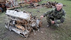 Vyzvednutí letounu Il-2 turmovik u Lanhotu na Beclavsku. Na snímku i...