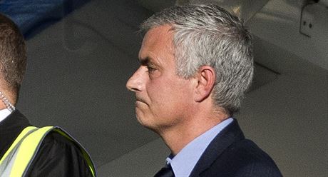 ZADUMANÝ. Kou Chelsea José Mourinho bhem duelu s Liverpoolem