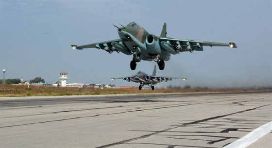 Ruské letouny na základn� Hmímím v Sýrii (22. �íjna 2015)