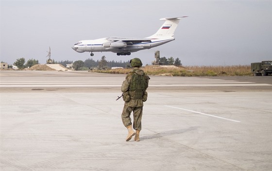 Ruský dopravní letoun pistává na základn Hmímím v Sýrii (22. íjna 2015)