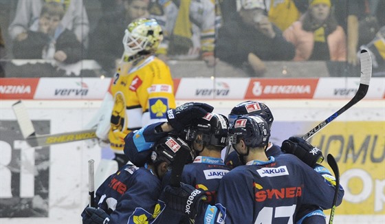 Hokejisté Liberce se radují z gólu v utkání na led mistrovského Litvínova.