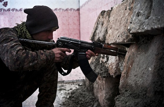 Bojovník kurdských jednotek YPG v bitv o Kobani.