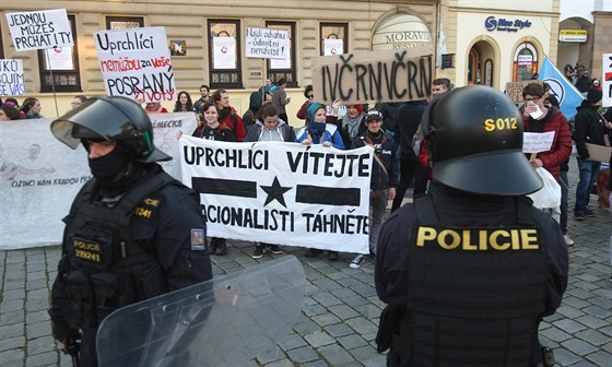 Na Horním námstí v Olomouci demonstrovali píznivci Dlnické mládee proti...