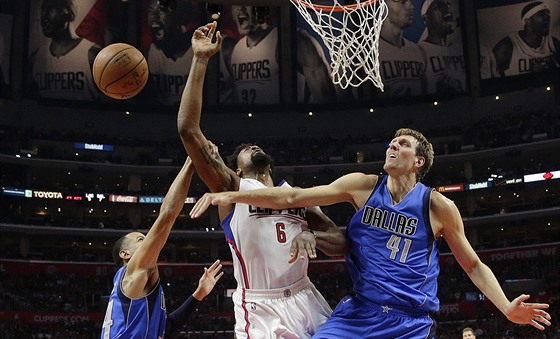 DeAndre Jordan z Los Angeles Clippers bojuje mezi dvojicí hrá Dallasu Dirkem...