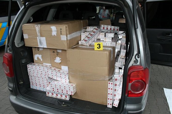 Policisté nali v autech stovky krabiek cigaret (29.10.2015)