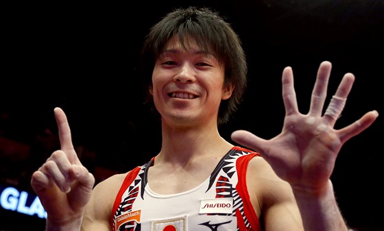 Japonský gymnasta Kohei Uimura slaví své esté svtové zlato z víceboje.