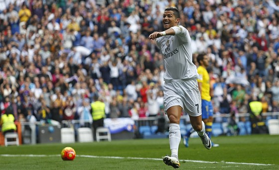 TOHLE SE MI NEOMRZÍ. Cristiano Ronaldo z Realu Madrid slaví gól, tentokrát...