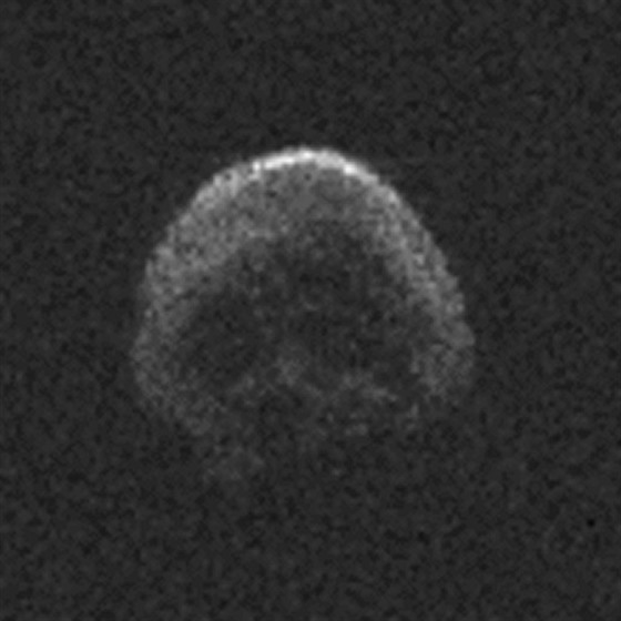 Planetka 2015 TB145, která 31. října proletí kolem Země, může připomínat lebku.