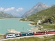 Panoramatick souprava Bernina Expressu projd kolem jezera Lago Bianco.