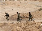 Syrtí vojáci odnáejí druha zranného v bojích na severovýchodním pedmstí...