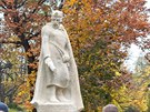Socha krále Přemysla Otakara II., která stojí v parku Na Sadech v Českých...