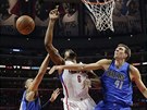 DeAndre Jordan z Los Angeles Clippers bojuje mezi dvojicí hrá Dallasu Dirkem...