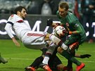 Luká Hrádecký, branká Frankfurtu, zasahuje ped Javim Martinezem z Bayernu...