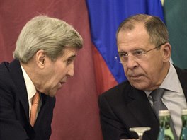 Americk ministr zahrani John Kerry a jeho rusk protjek Sergej Lavrov...