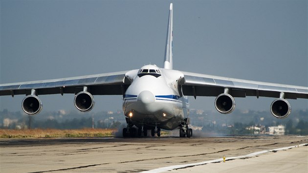 Rusk vojensk dopravn letoun na zkladn Hmmm v Srii (22. jna 2015)