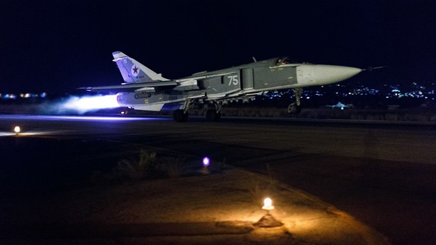 Rusk bombardr Su-24 na zkladn Hmmm v Srii (22. jna 2015)