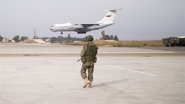 Ruský dopravní letoun přistává na základně Hmímím v Sýrii (22. října 2015)