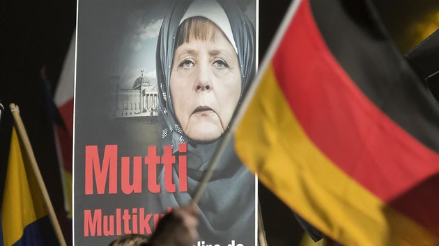 Mutti Multikulti. Angela Merkelová jako muslimka na plakátě odpůrců imigrace v německém Erfurtu (28. října 2015)