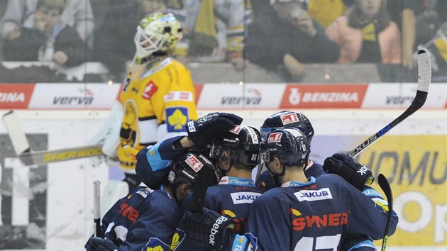 Hokejisté Liberce se radují z gólu v utkání na ledě mistrovského Litvínova.