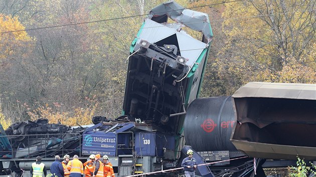 Nehoda nákladních vlaků mezi mezi Velvěty a Úpořinami.