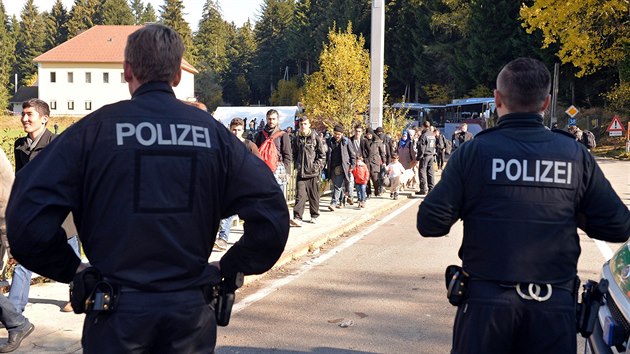 Uprchlci u Wegscheidu ekaj na pomoc ad a dobrovolnk (29. jna 2015)