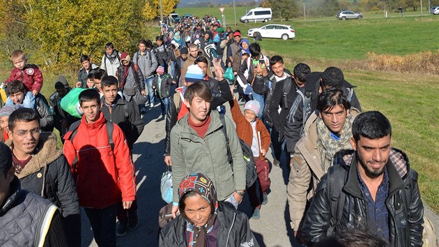 Uprchlíci u Wegscheidu čekají na pomoc úřadů a dobrovolníků (29. října 2015)