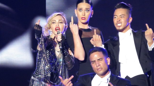 Katy Perry navštívila Madonnin koncert v Kalifornii, kde jí popová královna připravila originální překvapení. (27. října 2015)