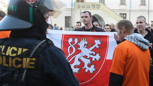 Na Horním náměstí v Olomouci demonstrovali příznivci Dělnické mládeže proti imigraci a za vystoupení z EU. Asi čtyřicítka lidí přišla naopak přijímání uprchlíků vyjádřit sympatie (31. října 2015).