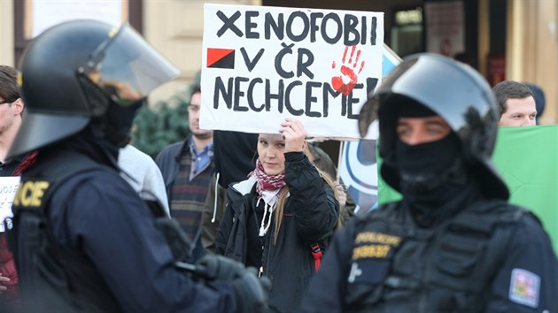 Na Horním náměstí v Olomouci demonstrovali příznivci Dělnické mládeže proti imigraci a za vystoupení z EU. Asi čtyřicítka lidí přišla naopak přijímání uprchlíků vyjádřit sympatie (31. října 2015).